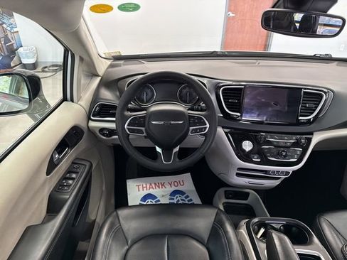 Used 2024 Chrysler Pacifica Touring-L image 42