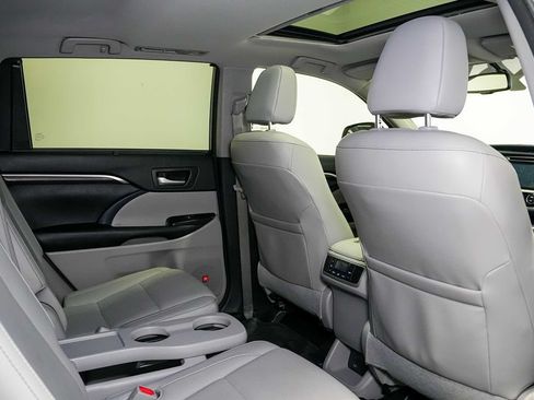 Used 2016 Toyota Highlander Limited FWD image 17