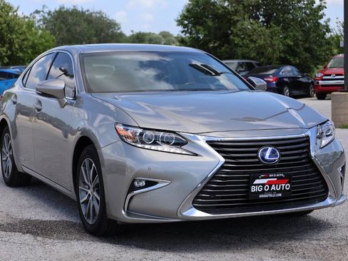 Used 2018 Lexus ES 300h w/ Navigation Package image 4