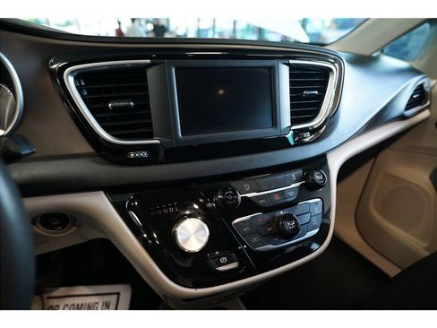 Used 2022 Chrysler Voyager LX FWD image 20