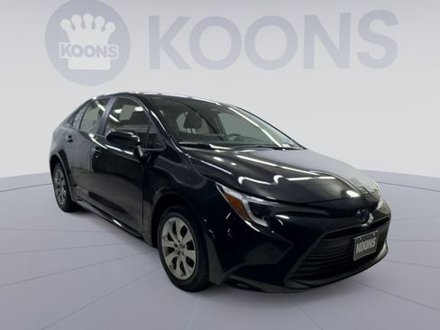 Used 2025 Toyota Corolla LE FWD image 2