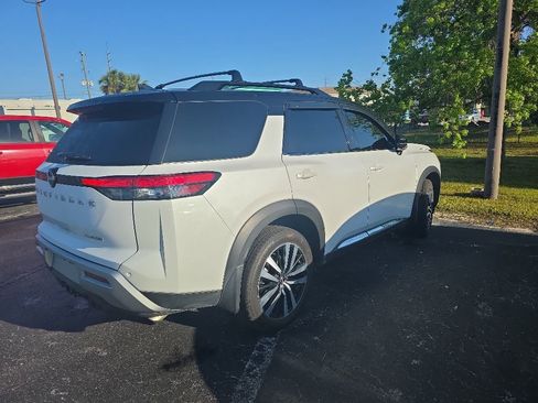 Used 2025 Nissan Pathfinder Platinum FWD image 2