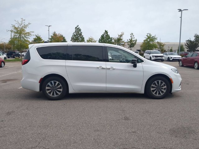 Used 2024 Chrysler Pacifica Limited FWD image 3