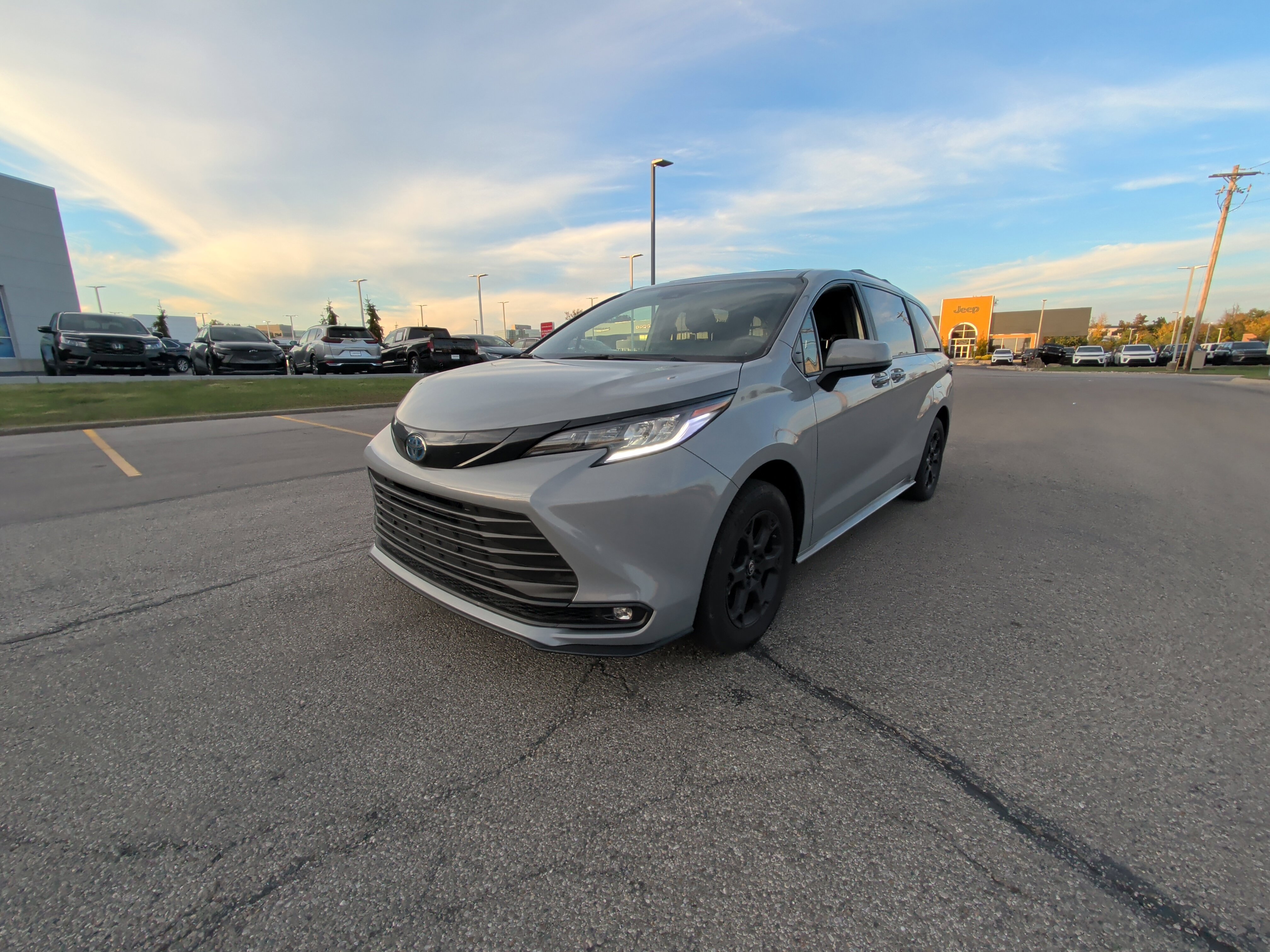 Used 2025 Toyota Sienna XLE Woodland Edition AWD/4WD image 13