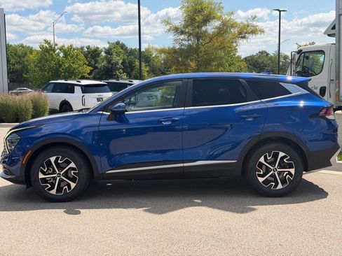 Used 2024 Kia Sportage EX FWD image 3