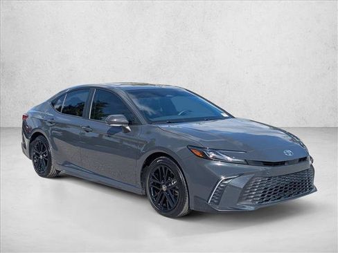 Used 2025 Toyota Camry SE FWD image 3