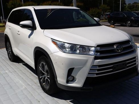Used 2018 Toyota Highlander Plus AWD/4WD image 7