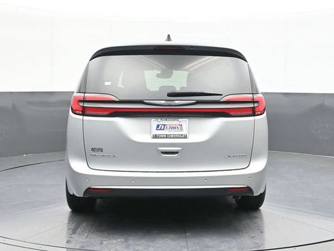 Used 2024 Chrysler Pacifica Limited FWD image 10