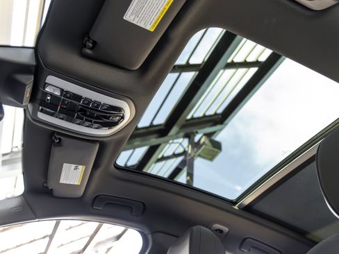 Certified 2025 Porsche Macan AWD/4WD image 28