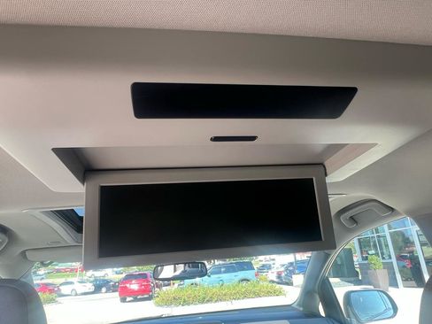 Used 2019 Toyota Sienna XLE Premium w/ Carpet Mat Package FWD image 10