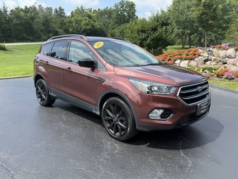 Used 2018 Ford Escape SE w/ SE Sport Appearance Package FWD image 1