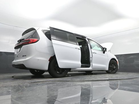 Used 2024 Chrysler Pacifica Premium image 53