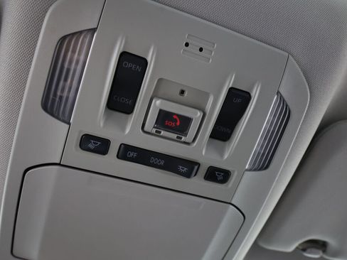 Used 2021 Toyota Highlander XLE AWD/4WD image 39
