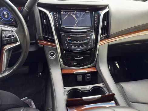 Used 2020 Cadillac Escalade 2WD image 12