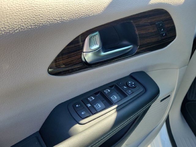 Used 2024 Chrysler Pacifica Limited w/ Uconnect Theater Family Group FWD image 26