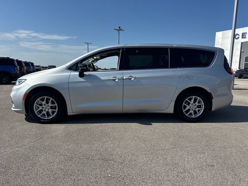 Used 2024 Chrysler Pacifica Touring-L FWD image 3