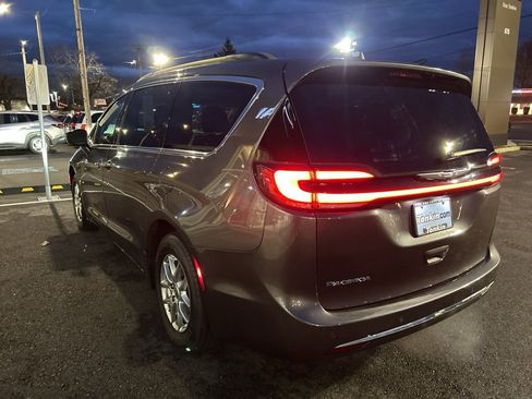 Used 2021 Chrysler Pacifica Touring image 7