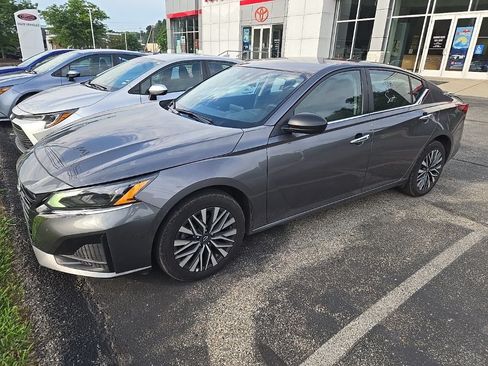 Used 2025 Nissan Altima 2.5 SV AWD/4WD image 4