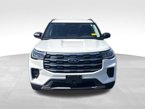 Used 2025 Ford Explorer Active AWD/4WD image 2