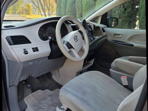 Used 2013 Toyota Sienna L w/ Towing Pkg FWD image 18