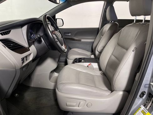 Used 2016 Toyota Sienna XLE FWD image 11