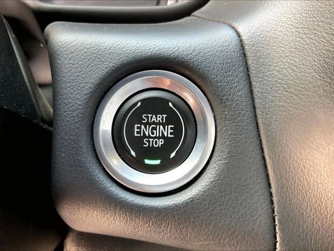 Used 2021 GMC Yukon SLT w/ Rear Media and Nav Package AWD/4WD image 33