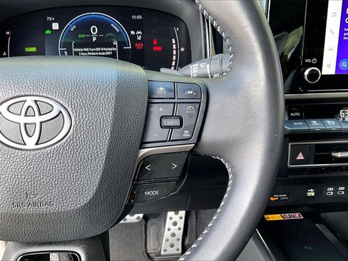 Used 2025 Toyota Camry SE image 11