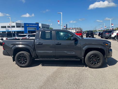 Used 2025 Toyota Tacoma SR5 AWD/4WD image 8