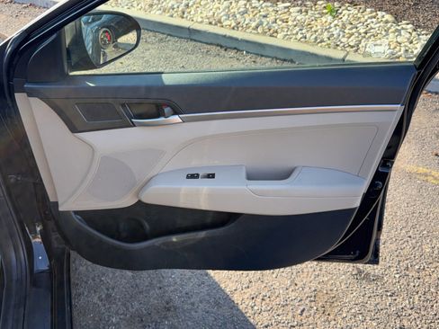 Used 2019 Hyundai Elantra SE FWD image 16