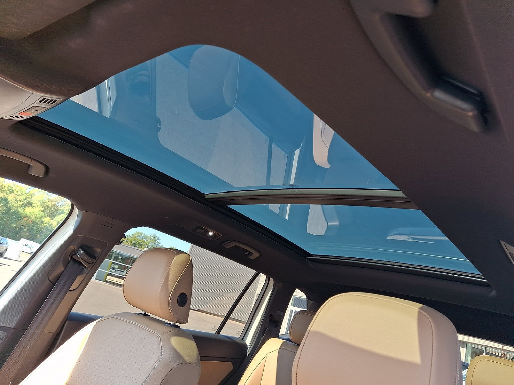 Used 2023 Volkswagen Tiguan SE w/ Panoramic Sunroof Package AWD/4WD image 17