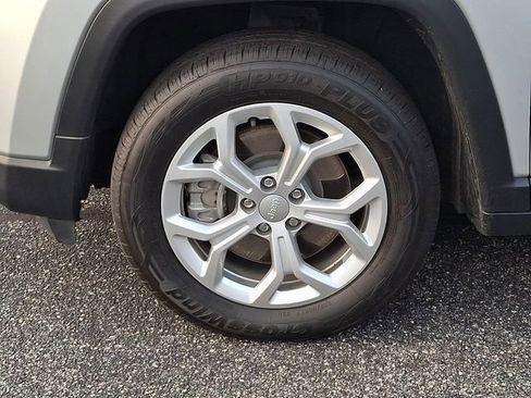 Used 2024 Jeep Compass Latitude image 8