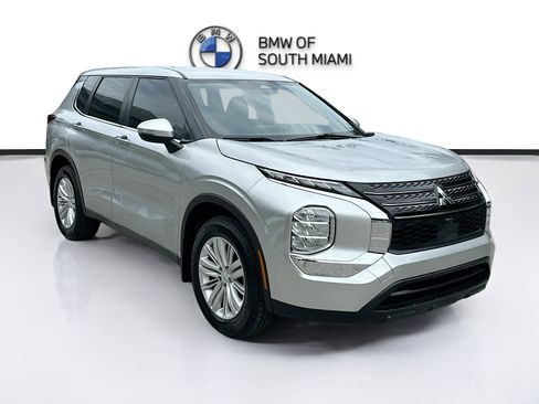 Used 2023 Mitsubishi Outlander ES FWD image 1