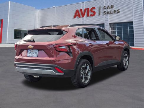 Used 2025 Chevrolet Trax LT w/ LT Convenience Package image 6