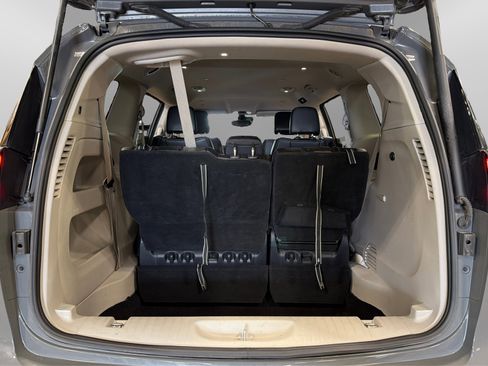 Used 2023 Chrysler Pacifica Touring-L image 46