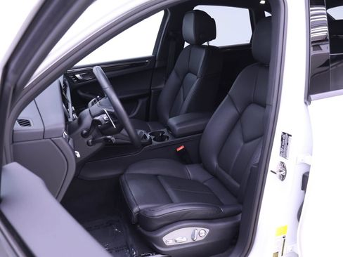 Used 2025 Porsche Macan AWD/4WD image 5