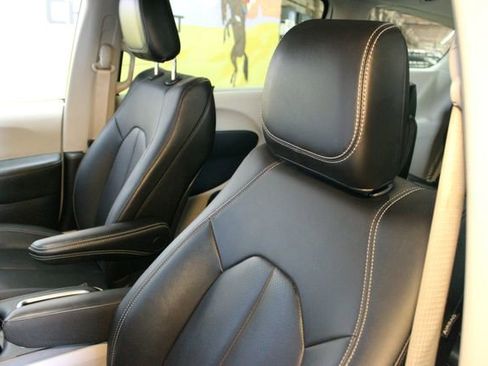Used 2024 Chrysler Pacifica Touring-L FWD image 19