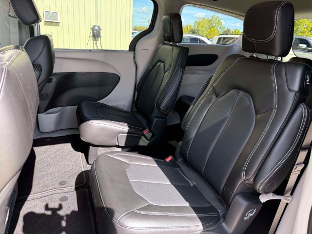 Used 2023 Chrysler Pacifica Touring-L AWD/4WD image 13