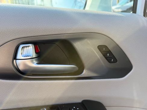Used 2022 Chrysler Pacifica Touring-L w/ Uconnect Theater Family Group FWD image 16