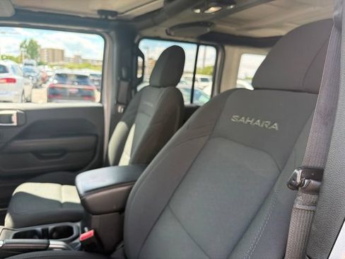 Used 2018 Jeep Wrangler Unlimited Sahara AWD/4WD image 14