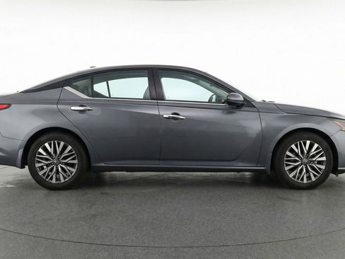 Used 2025 Nissan Altima 2.5 SV FWD image 11
