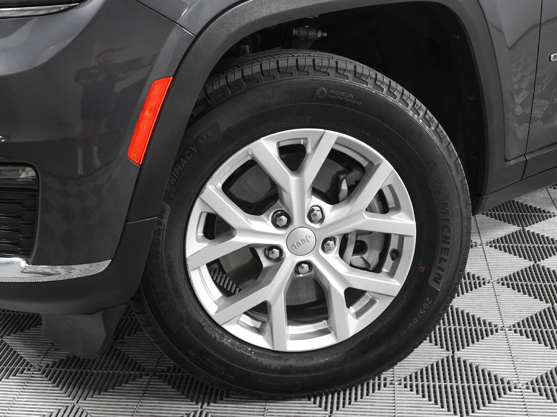Used 2023 Jeep Grand Cherokee L Limited AWD/4WD image 31