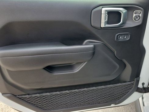 Certified 2025 Jeep Gladiator Sport image 19