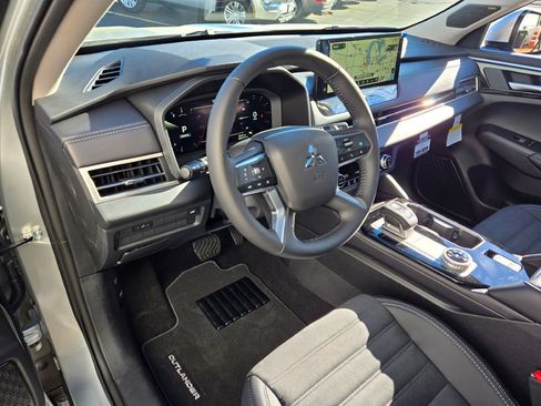 New 2025 Mitsubishi Outlander SE image 18