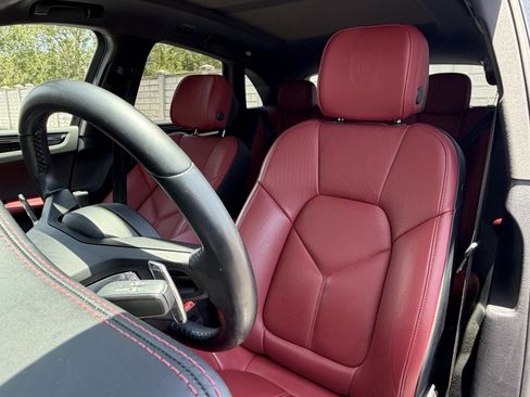 Certified 2023 Porsche Macan AWD/4WD image 5