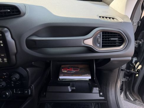 Used 2023 Jeep Renegade Latitude AWD/4WD image 17