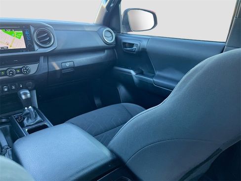 Used 2018 Toyota Tacoma TRD Sport image 22