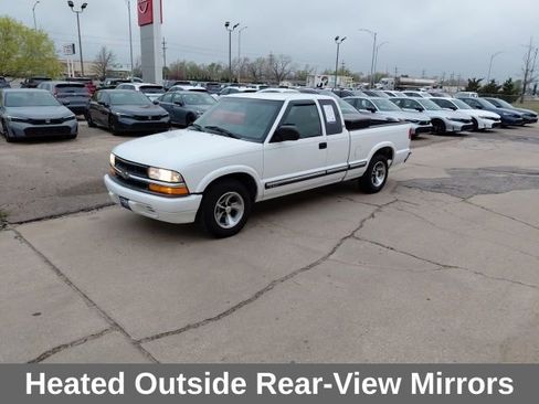 Used 2000 Chevrolet S10 Pickup LS w/ Preferred Equipment Group image 8