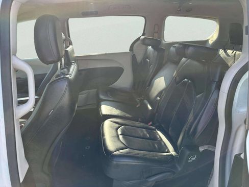 Used 2018 Chrysler Pacifica Touring-L image 10