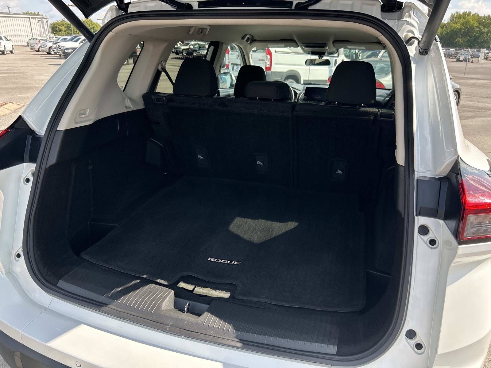 Used 2024 Nissan Rogue SV FWD image 14