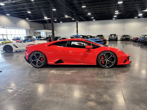 Used 2020 Lamborghini Huracan EVO image 2